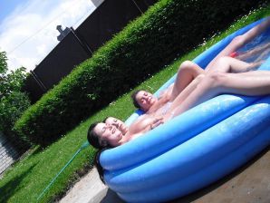 три подружки загарают во дворе с голой грудью. Эскиз 17