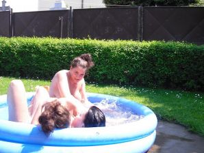 три подружки загарают во дворе с голой грудью. Эскиз 18