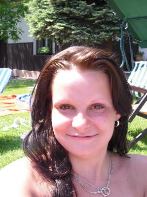 три подружки загарают во дворе с голой грудью. Эскиз 20