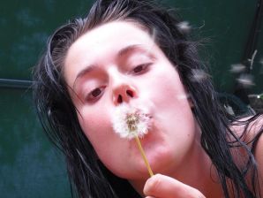 три подружки загарают во дворе с голой грудью. Эскиз 26