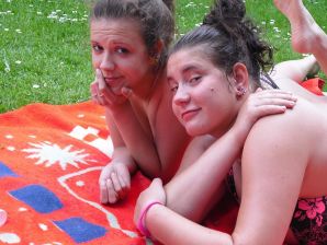 три подружки загарают во дворе с голой грудью. Эскиз 28