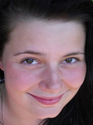 три подружки загарают во дворе с голой грудью. Эскиз 29