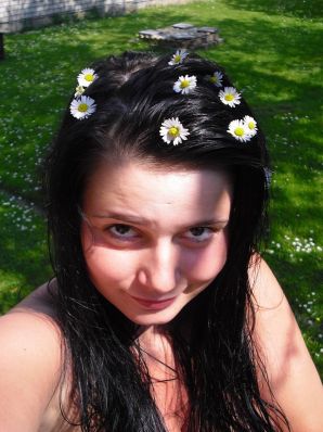 три подружки загарают во дворе с голой грудью. Эскиз 35