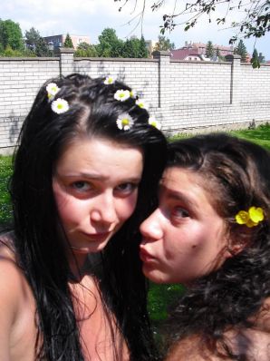 три подружки загарают во дворе с голой грудью. Эскиз 36