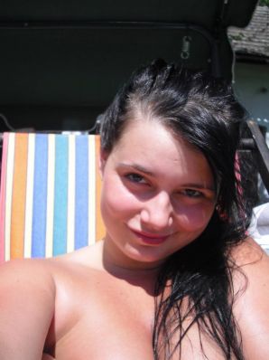 три подружки загарают во дворе с голой грудью. Эскиз 7