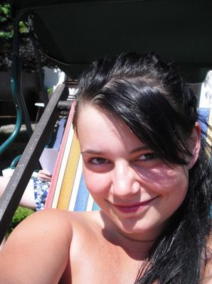 три подружки загарают во дворе с голой грудью. Эскиз 8