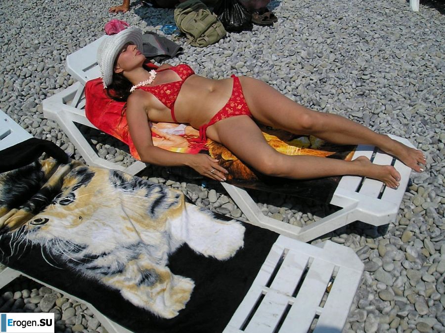 без купальника на каменистом берегу. Фото 24