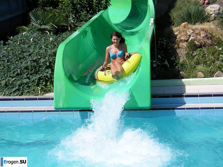 без купальника на каменистом берегу. Фото 25