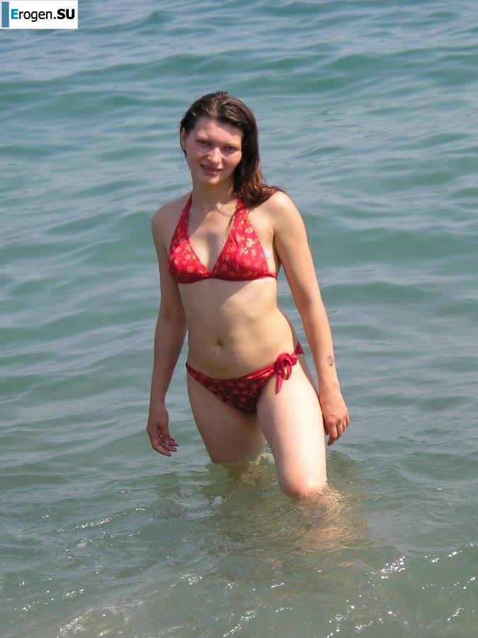 без купальника на каменистом берегу. Фото 26