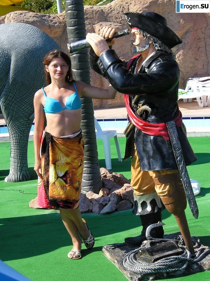 без купальника на каменистом берегу. Фото 27