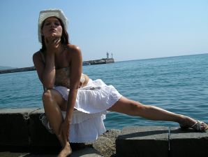 без купальника на каменистом берегу. Эскиз 20