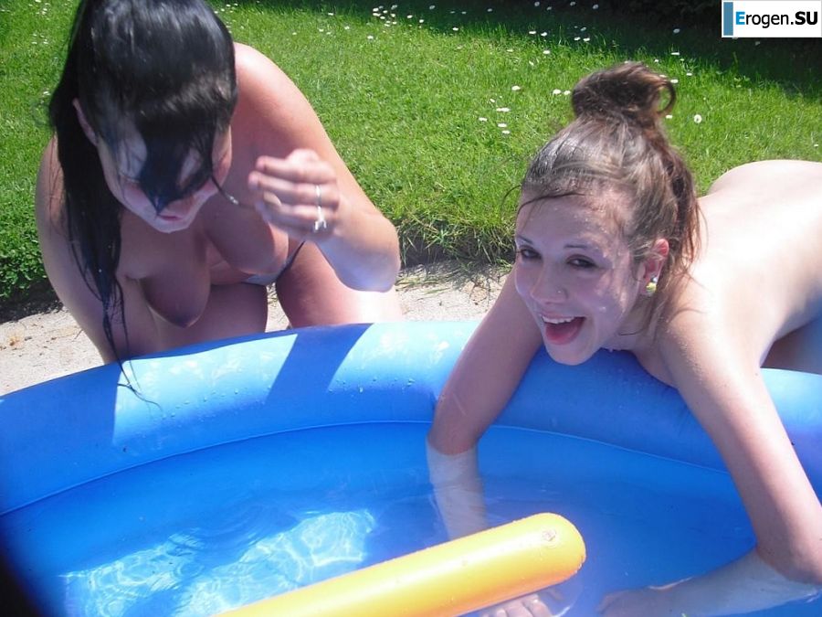 три подружки загарают во дворе с голой грудью. Часть 2. Фото 11