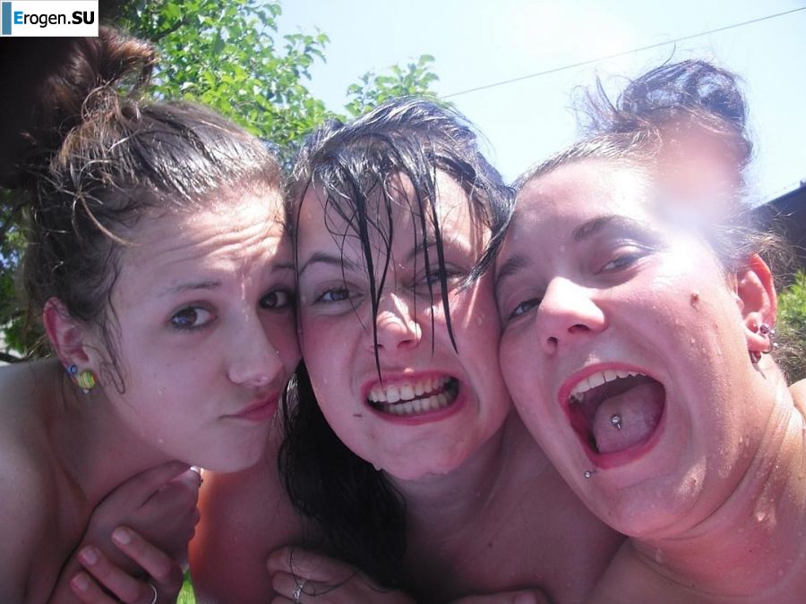 три подружки загарают во дворе с голой грудью. Часть 2. Фото 12