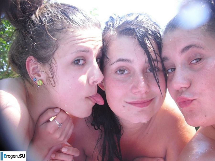 три подружки загарают во дворе с голой грудью. Часть 2. Фото 13