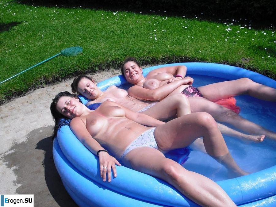 три подружки загарают во дворе с голой грудью. Часть 2. Фото 17