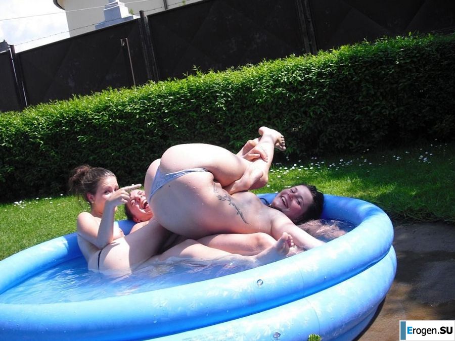 три подружки загарают во дворе с голой грудью. Часть 2. Фото 18