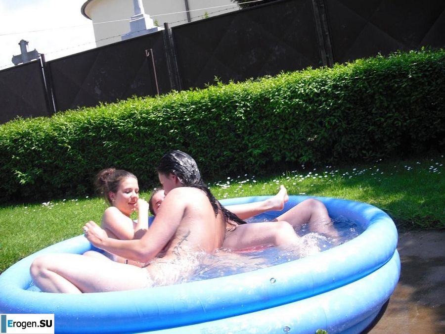 три подружки загарают во дворе с голой грудью. Часть 2. Фото 19