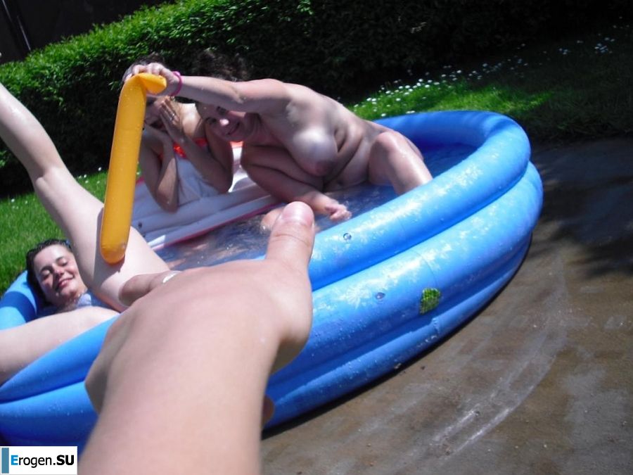 три подружки загарают во дворе с голой грудью. Часть 2. Фото 25