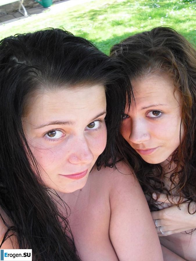 три подружки загарают во дворе с голой грудью. Часть 2. Фото 26