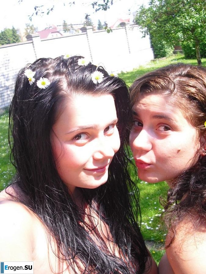 три подружки загарают во дворе с голой грудью. Часть 2. Фото 27