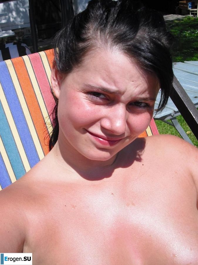 три подружки загарают во дворе с голой грудью. Часть 2. Фото 3