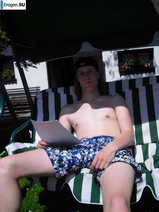 три подружки загарают во дворе с голой грудью. Часть 2. Фото 6