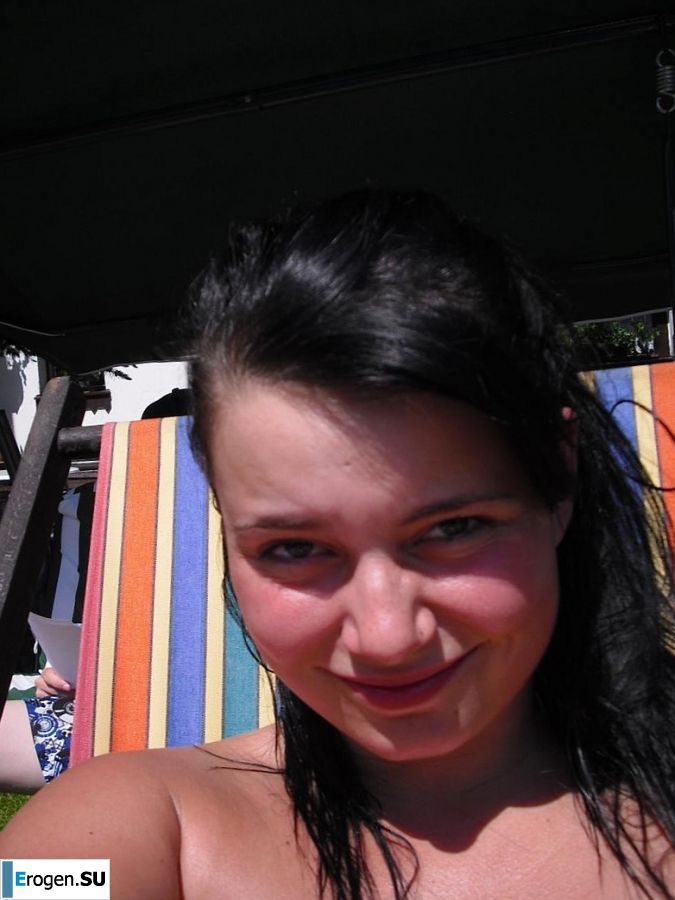 три подружки загарают во дворе с голой грудью. Часть 2. Фото 7