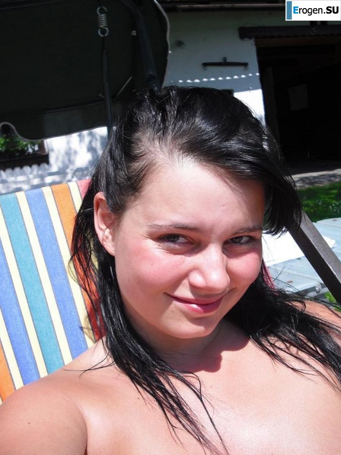 три подружки загарают во дворе с голой грудью. Часть 2. Фото 8