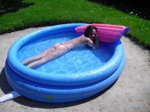 три подружки загарают во дворе с голой грудью. Часть 2. Эскиз 1