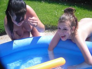 три подружки загарают во дворе с голой грудью. Часть 2. Эскиз 11