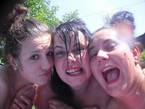 три подружки загарают во дворе с голой грудью. Часть 2. Эскиз 12