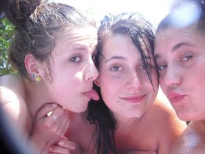 три подружки загарают во дворе с голой грудью. Часть 2. Эскиз 13