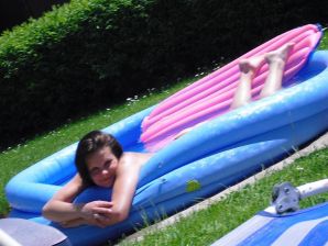 три подружки загарают во дворе с голой грудью. Часть 2. Эскиз 14