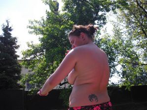 три подружки загарают во дворе с голой грудью. Часть 2. Эскиз 2