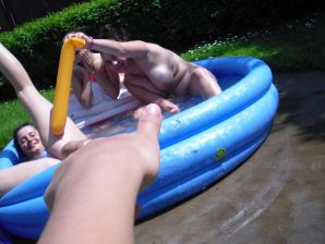 три подружки загарают во дворе с голой грудью. Часть 2. Эскиз 25