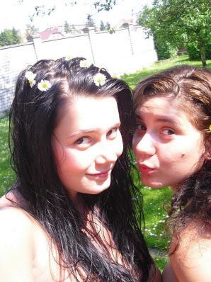 три подружки загарают во дворе с голой грудью. Часть 2. Эскиз 27