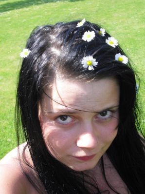 три подружки загарают во дворе с голой грудью. Часть 2. Эскиз 30