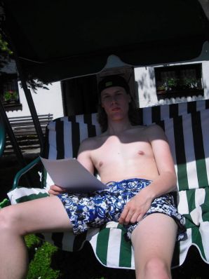 три подружки загарают во дворе с голой грудью. Часть 2. Эскиз 6