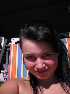 три подружки загарают во дворе с голой грудью. Часть 2. Эскиз 7