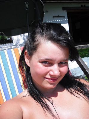 три подружки загарают во дворе с голой грудью. Часть 2. Эскиз 8