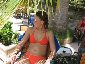 топлесс в каком то отеле на море. Эскиз 13