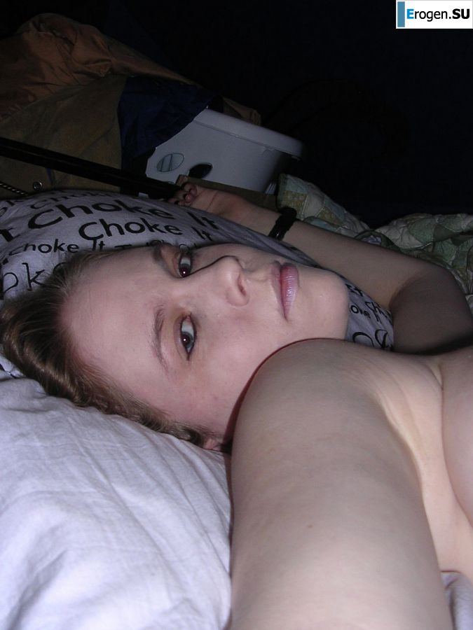 Молодая страстная неформалка трогает себя за соски и кончает от этого. Фото 13