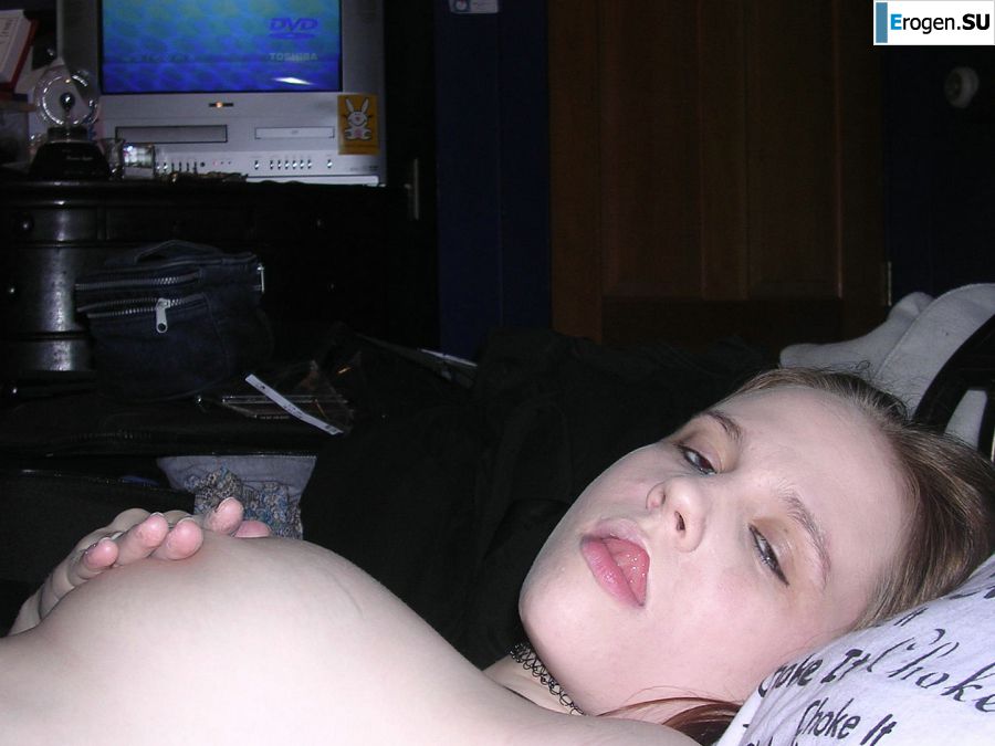 Молодая страстная неформалка трогает себя за соски и кончает от этого. Фото 15