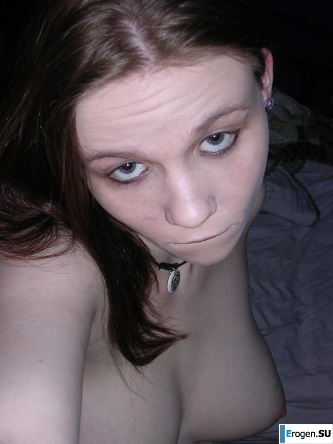 Молодая страстная неформалка трогает себя за соски и кончает от этого. Фото 18