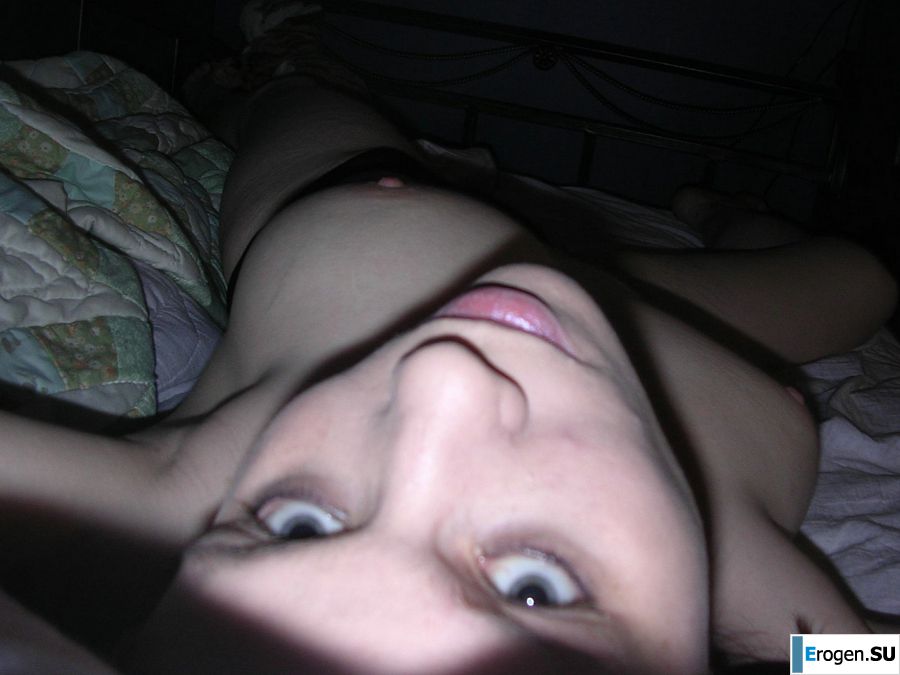 Молодая страстная неформалка трогает себя за соски и кончает от этого. Фото 20