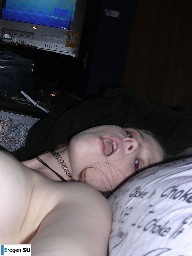 Молодая страстная неформалка трогает себя за соски и кончает от этого. Фото 22