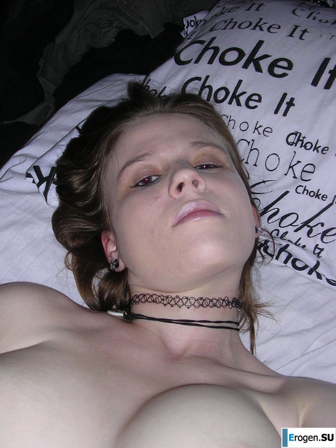 Молодая страстная неформалка трогает себя за соски и кончает от этого. Фото 5