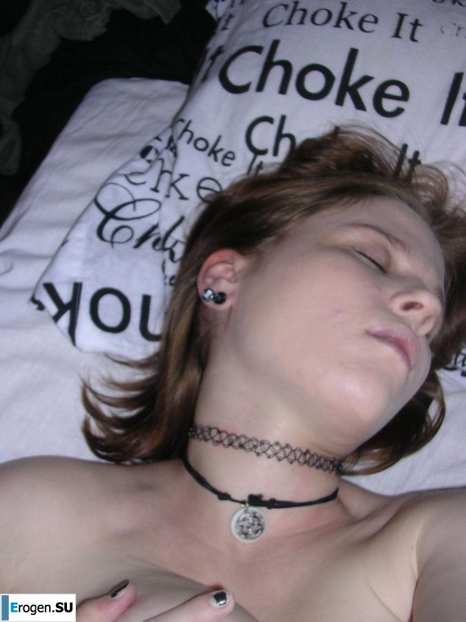 Молодая страстная неформалка трогает себя за соски и кончает от этого. Фото 6