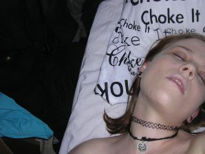 Молодая страстная неформалка трогает себя за соски и кончает от этого. Эскиз 1