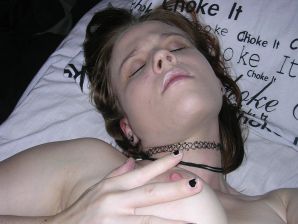 Молодая страстная неформалка трогает себя за соски и кончает от этого. Эскиз 11